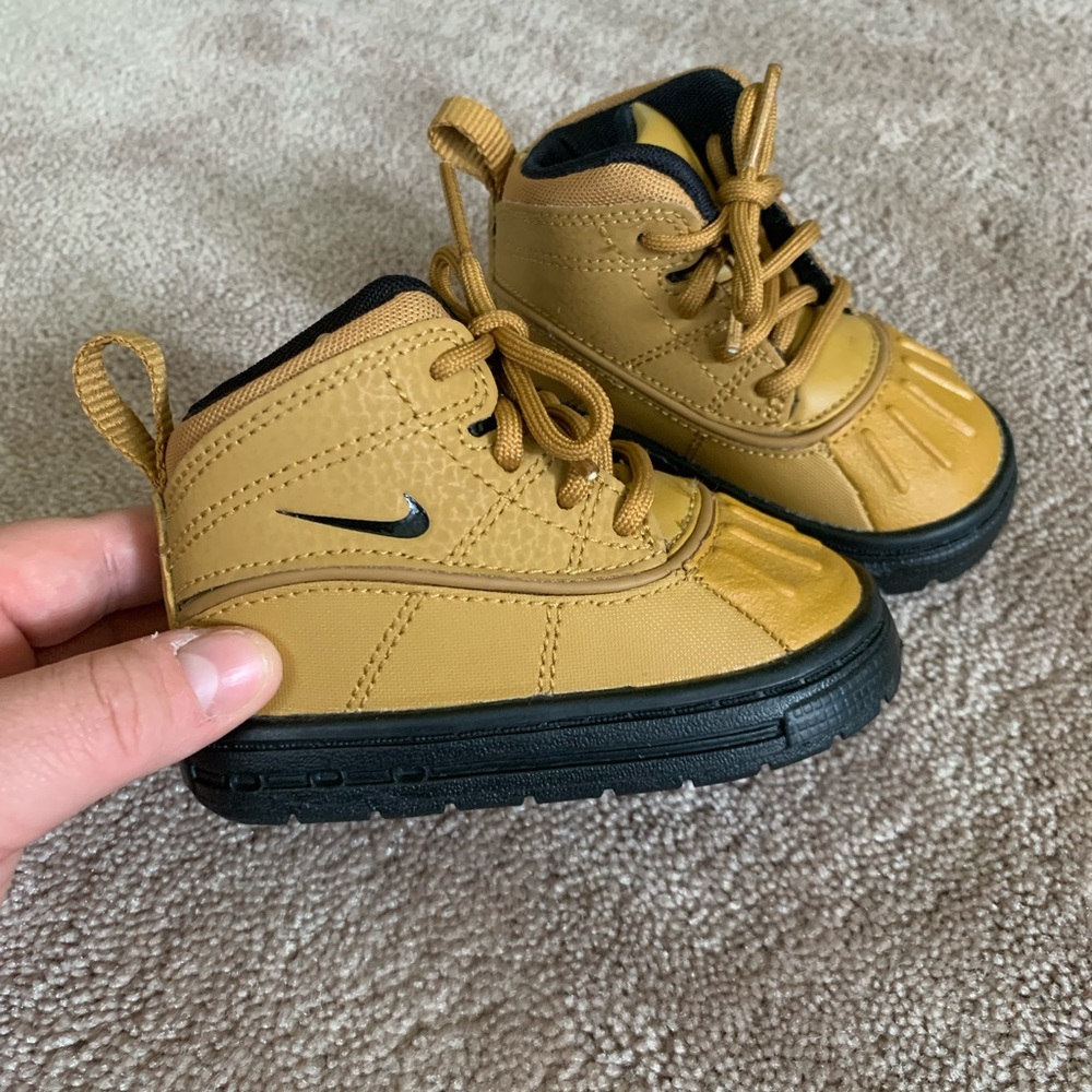 Tan Nike toddler boots size 4c